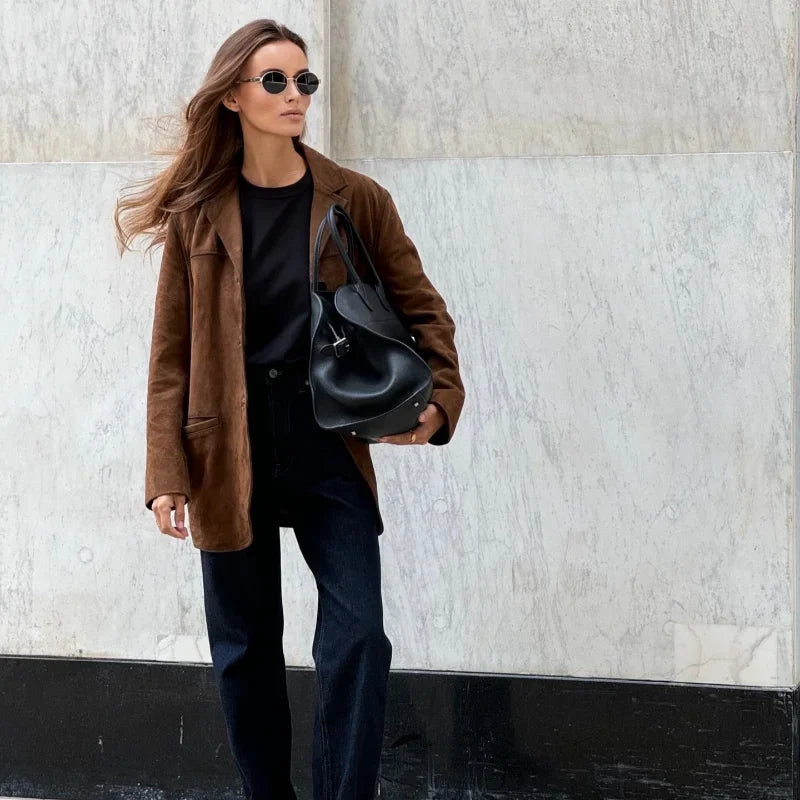 Veste élégante à revers en daim marron chaud pour femme - Douce et structurée 