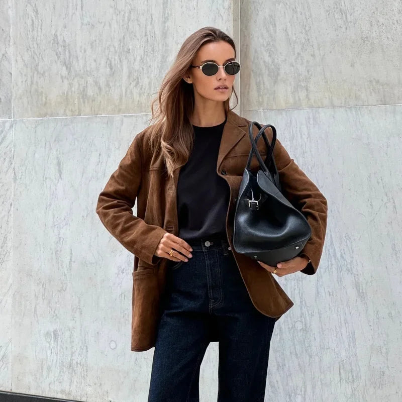 Veste élégante à revers en daim marron chaud pour femme - Douce et structurée 