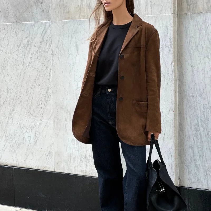 Veste élégante à revers en daim marron chaud pour femme - Douce et structurée 