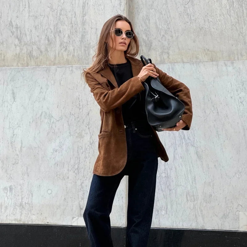 Veste élégante à revers en daim marron chaud pour femme - Douce et structurée 