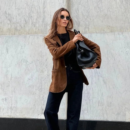 Veste élégante à revers en daim marron chaud pour femme - Douce et structurée 