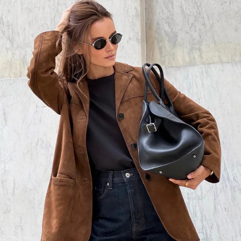 Veste élégante à revers en daim marron chaud pour femme - Douce et structurée 