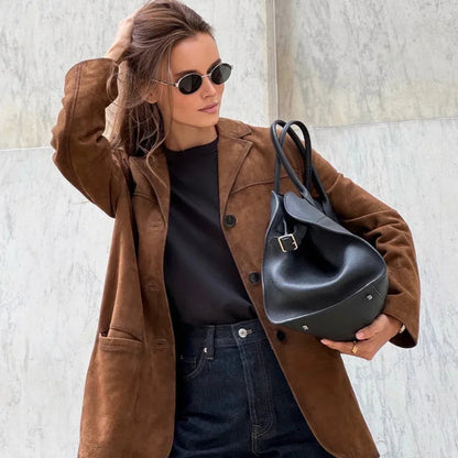 Veste élégante à revers en daim marron chaud pour femme - Douce et structurée 