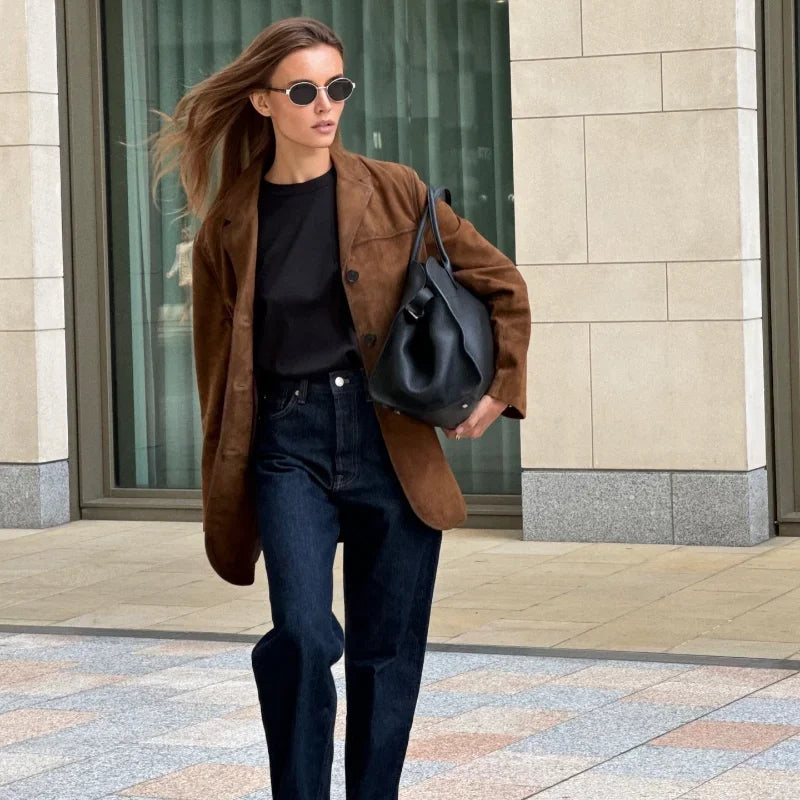 Veste élégante à revers en daim marron chaud pour femme - Douce et structurée 
